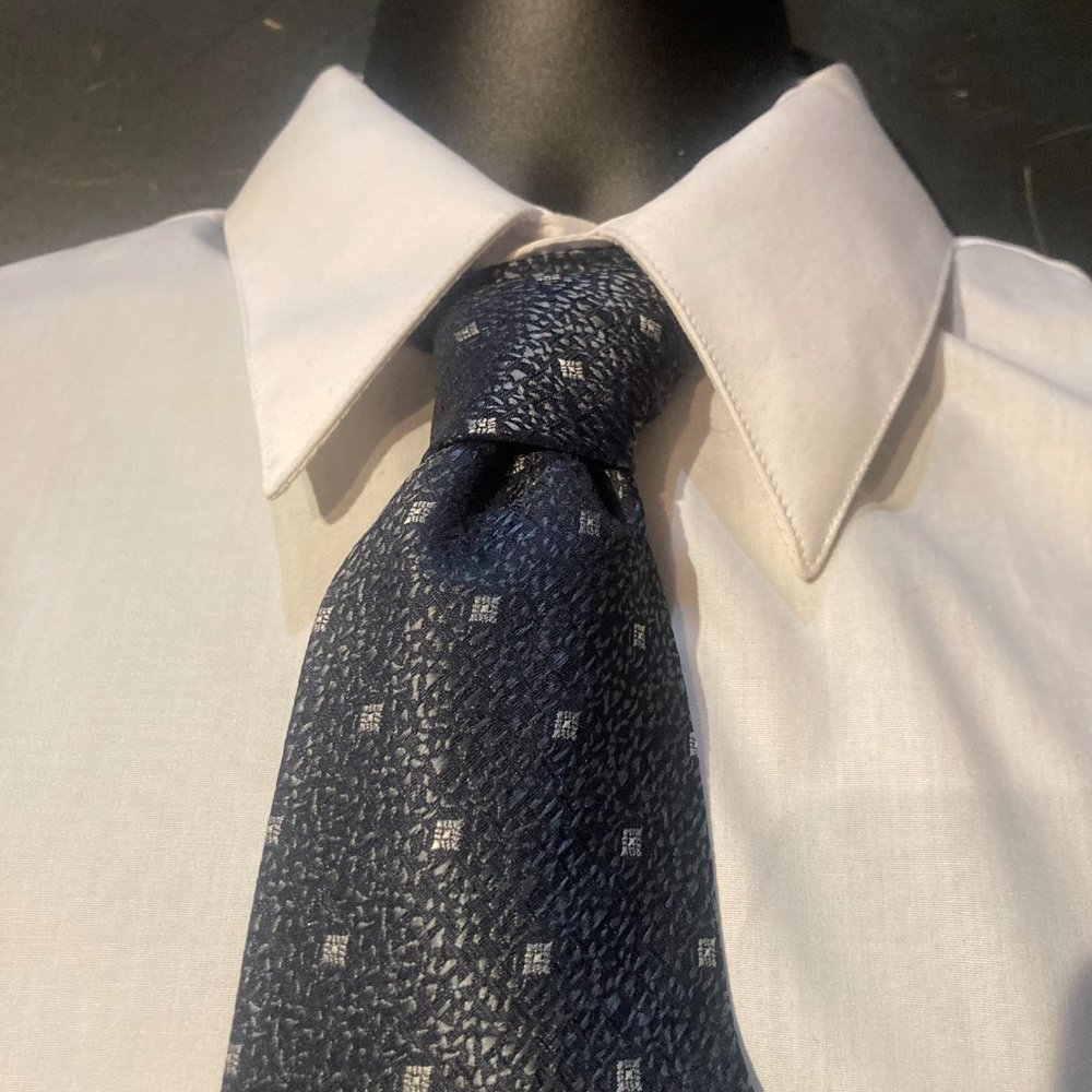 Hugo Boss Mens Silk Necktie Dark Blue Silver Geometric Diamonds Tie Italy